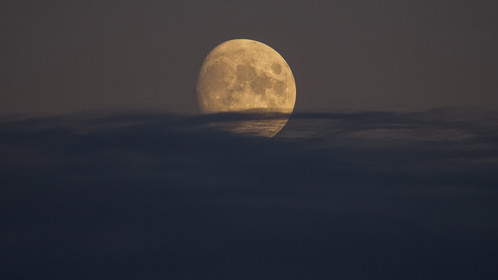 Voile de nuage sur la Lune