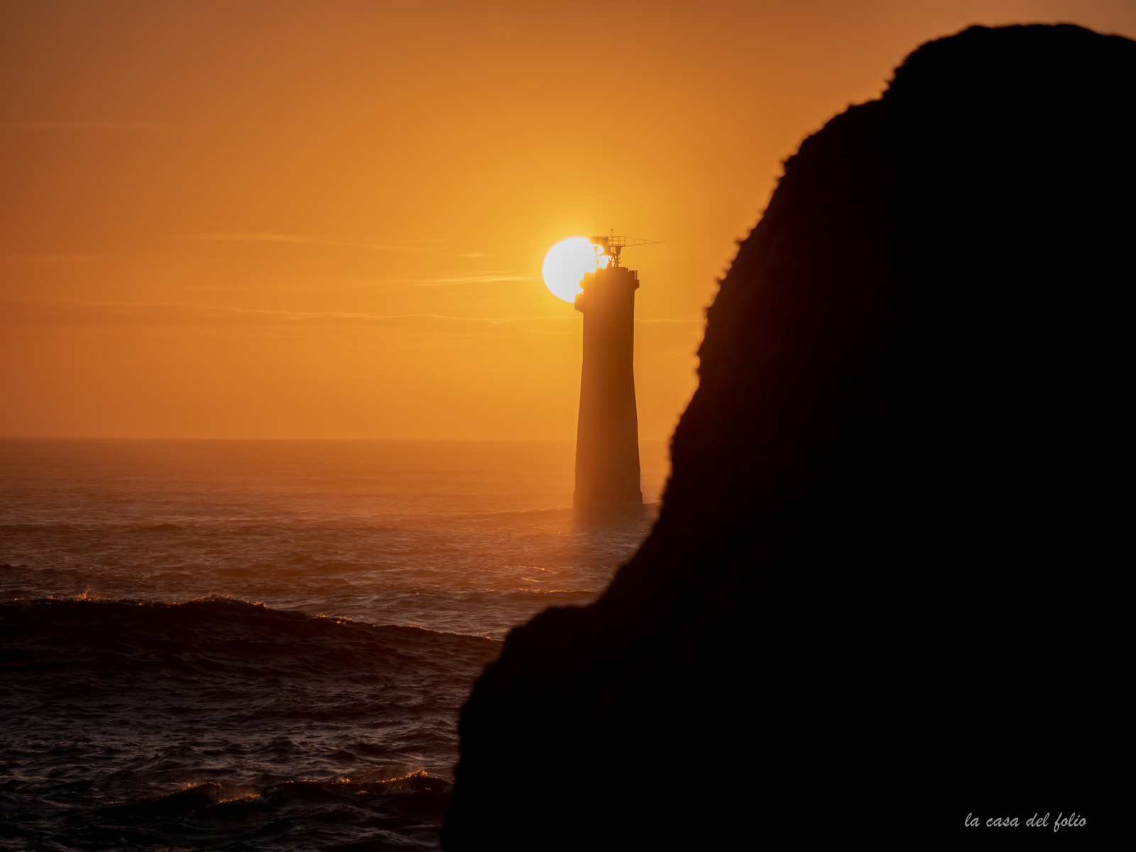 Ouessant , sunset sur le Phare de Nividic