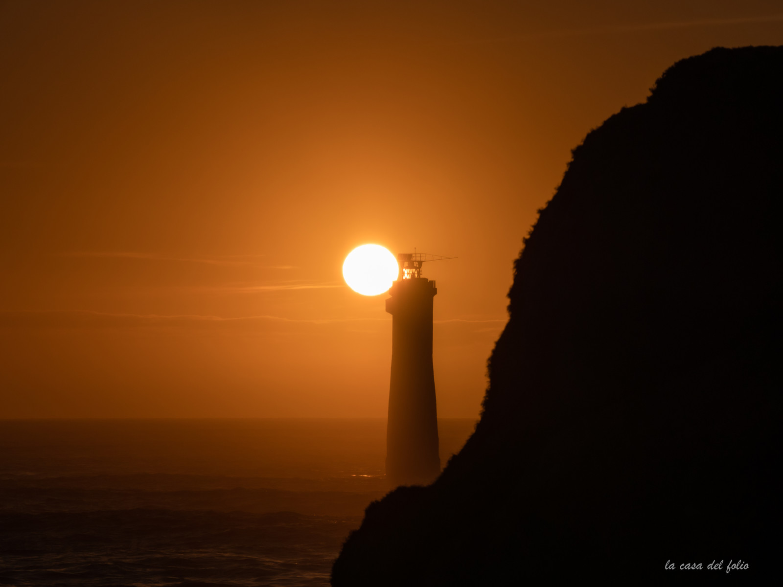 Ouessant , sunset sur le Phare de Nividic