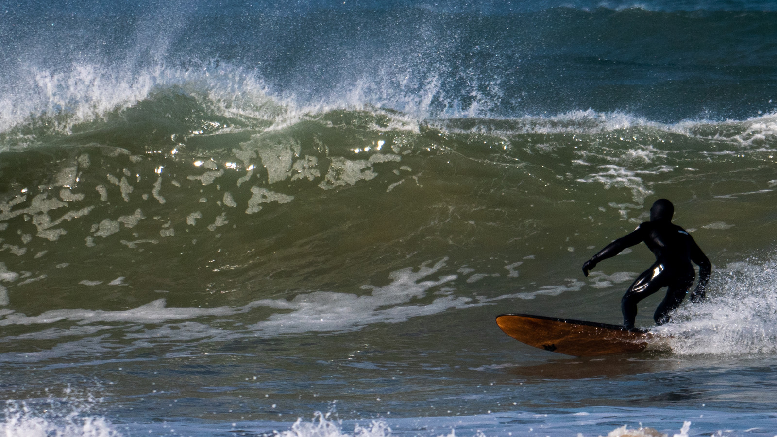 Surfeur sur la plage de Sauveterre